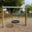 Nestschaukel Robinie auf einem Spielplatz mit Holzgestell und Rindenmulch-Boden.