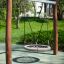 Nestschaukel Robinie mit Metallgestell im Park.