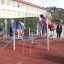 Kinder spielen auf einer Kletterkombination Seestern auf einem Spielplatz.