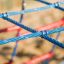 Blau-rote Kletternetz-Details der Kletterkombination Seestern, ideal für Kinder.