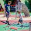 Kinder spielen auf Kletterkombination Seestern auf einem Spielplatz.