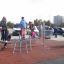 Kinder spielen auf einer Kletterkombination Seestern auf einem Spielplatz