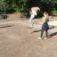 Mädchen spielt auf dem Spinner I Spielgerät auf dem Spielplatz.