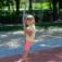 Kind spielt auf dem Spinner I auf dem Spielplatz.