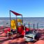 Barrierefreie Spielanlage Mars mit Rutsche und taktilen Spielpanelen am Strand
