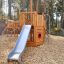 Schiff Modern Nature Spielgerät aus Holz mit Rutsche und Kletterelementen für den Außenbereich.