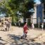 Kinder spielen auf einem Robinie Rampe Eco Spielplatz in einem Park.