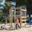 Kinder spielen auf einem Sherwood Klettergerüst Eco auf einem Spielplatz.