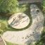 Kinder spielen auf der Alstad Spielkombination mit Rutsche Eco in einem Park.