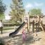Kinder spielen auf einer Alstad Spielkombination mit Rutsche Eco auf einem Spielplatz.