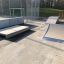 Jump-Ramp Skaterampe und Plattform auf einem Außenplatz.
