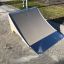 Portable Skateboard-Rampe Jump-Ramp auf Betonboden.