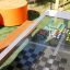 Hpl Bank & Spieltisch mit Schach- und Mühlespiel auf transparentem Spielfeld und Holzbank.