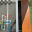 Hpl Bank & Spieltisch mit Spielfeld und bunter Spielsteinen, Holzsitzbank neben dem Tisch.