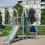 Observatorium mit Rutsche auf modernem Spielplatz im Wohngebiet