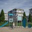 Spielanlage Köln moderner Kinderspielplatz mit Rutsche und Kletterelementen im urbanen Wohnviertel
