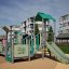 Festung mit Rutsche moderner Spielplatz aus Metall und Kunststoff mit Rutsche und Kletterelementen