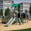 Kinderspielplatz mit Festung mit Rutsche und Kletterelementen in Wohngebiet