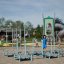 Balanceparcours II Outdoor-Spielplatz mit Kletter- und Balanciergeräten aus Metall.