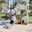Breezekiste mit Rutsche Spielturm aus Holz auf Spielplatz