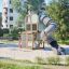 Breezekiste mit Rutsche auf modernem Spielplatz im Freien