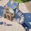 Breezekiste mit Rutsche auf Sandspielplatz, kinderfreundliche Kletter- und Rutschanlage aus Holz und