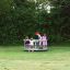 Kinder spielen auf einem Karussell im Park