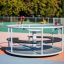 Karussell auf einem Spielplatz im Freien.