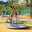 Karussell Karussell auf einem bunten Spielplatz mit Kindern.