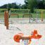 Fuchs Federwippe auf Sandspielplatz im Freien