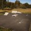 Skatepark mit Curb Sloping Rampen, Höhe 15-25 cm, in ländlicher Umgebung.
