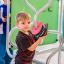 Kind spielt mit dem interaktiven Spielgerät Sensory Box auf dem Spielplatz.