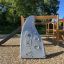Aztek Spielanlage mit Kletterwand und Rutsche auf einem Spielplatz.