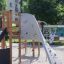 Klettergerüst mit Rutsche für Kinder im öffentlichen Park.