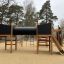 Düsseldorf Spielanlage mit Kletterwand und Tunnel auf einem Spielplatz.