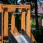 Holzspielplatz Bonn Spielanlage mit Rutsche und Kletterelementen im Garten.
