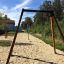 Drahtseilbahn Mittel in einem Spielplatz auf Sand mit grünen Bäumen im Hintergrund