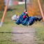Kind auf Drahtseilbahn Mittel auf einem Spielplatz im Herbst