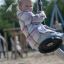 Seilbahn aus Metall mit kindersicherem Sitz auf einem Spielplatz