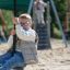 Seilbahn aus Metall auf einem Spielplatz im Freien mit spielendem Kind