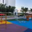 Doppelte Wippe auf einem bunten Spielplatz