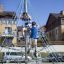 Kinder klettern auf Spinnennetz-Kletternetz auf Spielplatz.