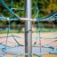 Blaues Kletternetz für Kinder auf Spielplatz