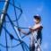 Kind klettert auf Spinnennetz-Kletternetz im Freien
