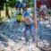 Kind krabbelt auf Spinnennetz-Kletternetz auf Spielplatz.