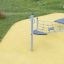 Balancier Spielplatz Netz auf einem gelben Sicherheitsboden mit grünem Gras im Hintergrund.