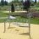 Balancier Spielplatz Netz für Kinder auf einem sandigen Untergrund in einem öffentlichen Park.