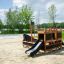 Kleines Schiff Sandkasten mit Rutsche auf einem Spielplatz im Freien