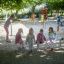 Kinder spielen auf einem Spielplatz mit der Fußgängerbrücke von LarsLaj.