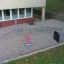 Fußgängerbrücke auf einem Spielplatz mit Hängebrücke und Kletterelementen.